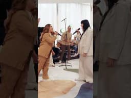 Eu e a Fernanda Brum vamos cantar &quot;Hoje é Tempo de Louvar&quot;.